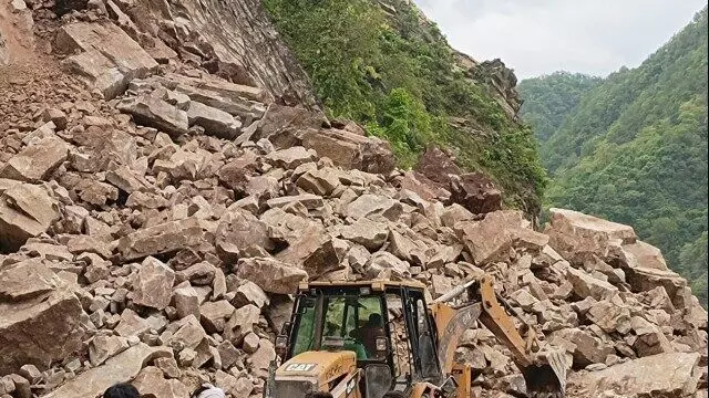 तीर्थन घाटी की बठाहड़-मशियार सड़क भूस्खलन के कारण बंद