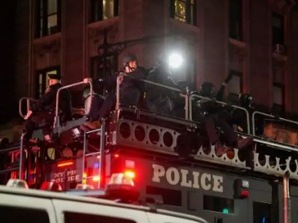 न्यूयॉर्क पुलिस कोलंबिया विश्वविद्यालय में घुसी, परिसर की इमारत पर कब्जा करने वाले प्रदर्शनकारियों को गिरफ्तार किया