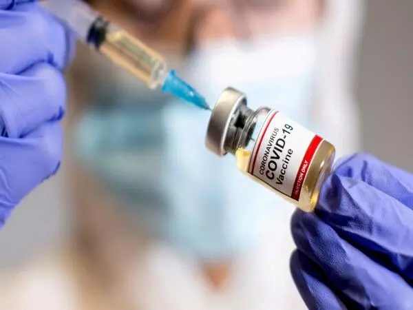 दुर्लभ दुष्प्रभाव संबंधी चिंताओं के बीच एस्ट्राजेनेका ने टीके की सुरक्षा की पुष्टि की