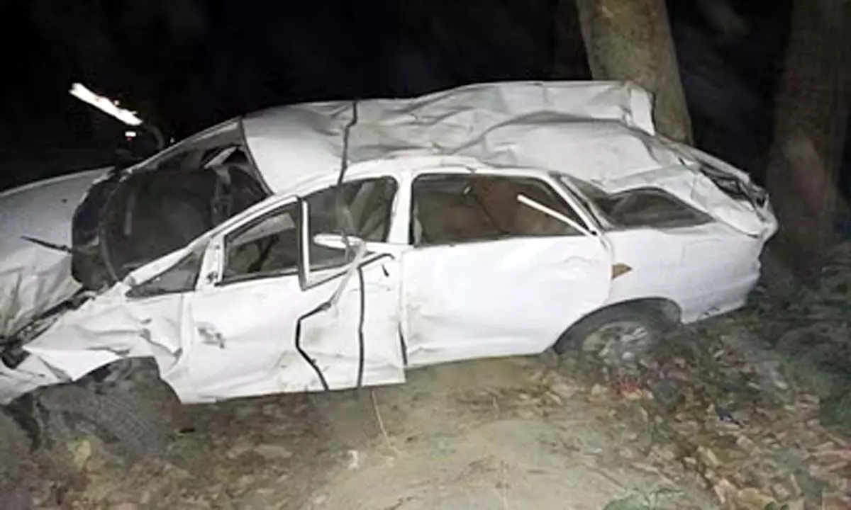 अनियंत्रित होकर बरातियों की जंगल में पलटी  कार, तीन महिलाओं की मौत; चालक समेत सात लोग घायल