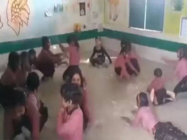 कन्‍नौज में लू के थपेड़ों के बीच स्वीमिंग पूल में तब्दील हुई क्लासरूम