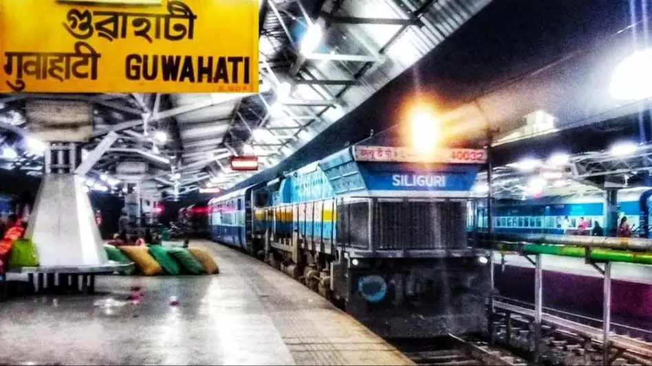 पूर्वोत्तर सीमांत रेलवे ने यात्रियों की भीड़ को कम करने के लिए गुवाहाटी से सियालदह तक विशेष ट्रेन शुरू