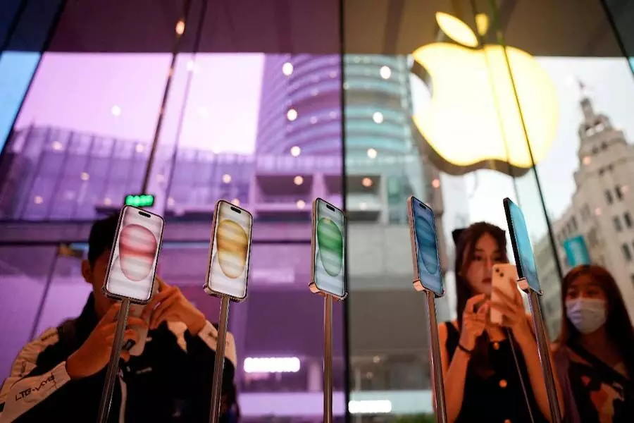 Apple की बिक्री में बड़ी गिरावट, निवेशक जेनरेटिव AI-पावर्ड iPhone का इंतजार