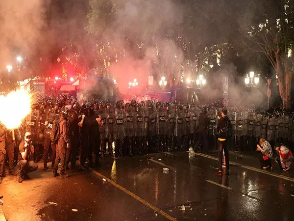 जॉर्जिया में विदेशी प्रभाव बिल के खिलाफ विरोध प्रदर्शन पर पुलिस ने कार्रवाई की