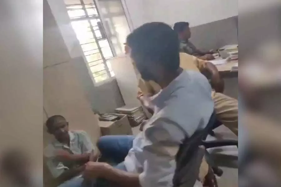 नशे में पुलिसकर्मी ने हिरासत में लिए गए नाबालिग से की बदसलूकी, वीडियो वायरल