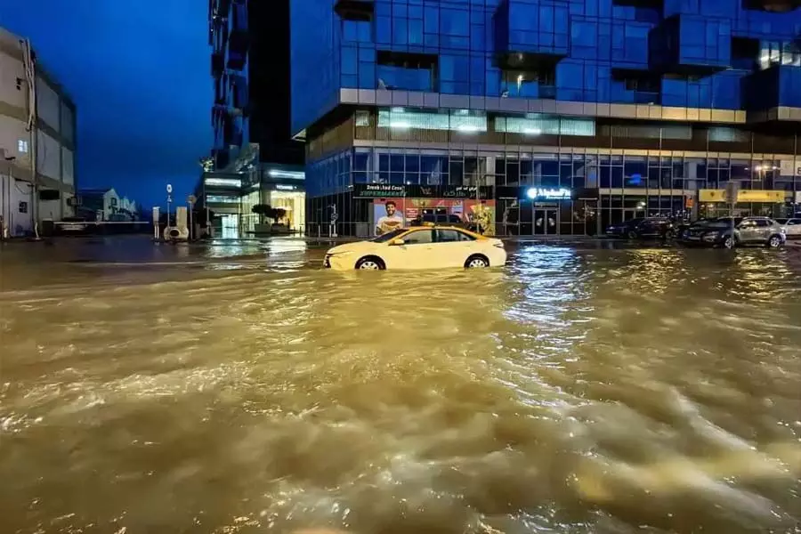 खाड़ी देशों में भारी बारिश, यूएई, ओमान ने जारी की चेतावनी