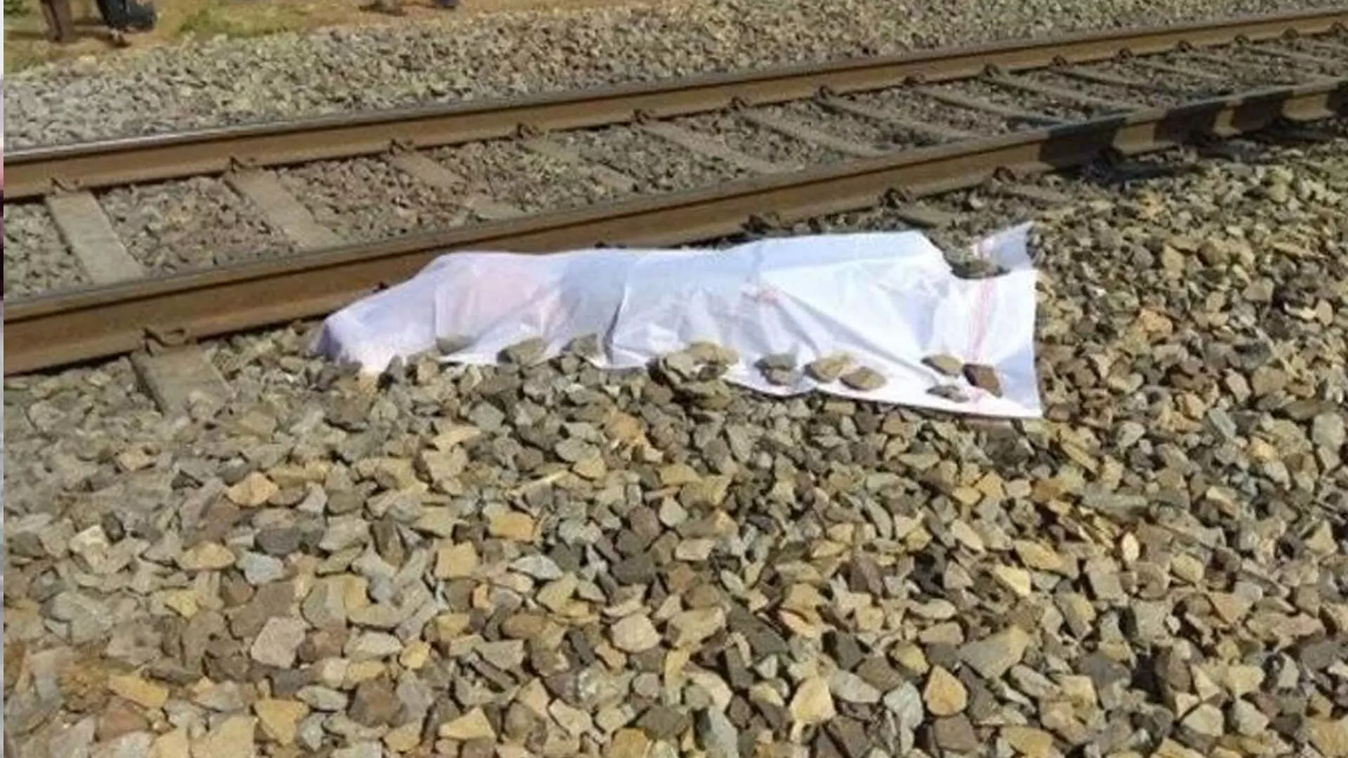 ट्रेन से कटकर किशोर की मौत, मचा हड़कंप