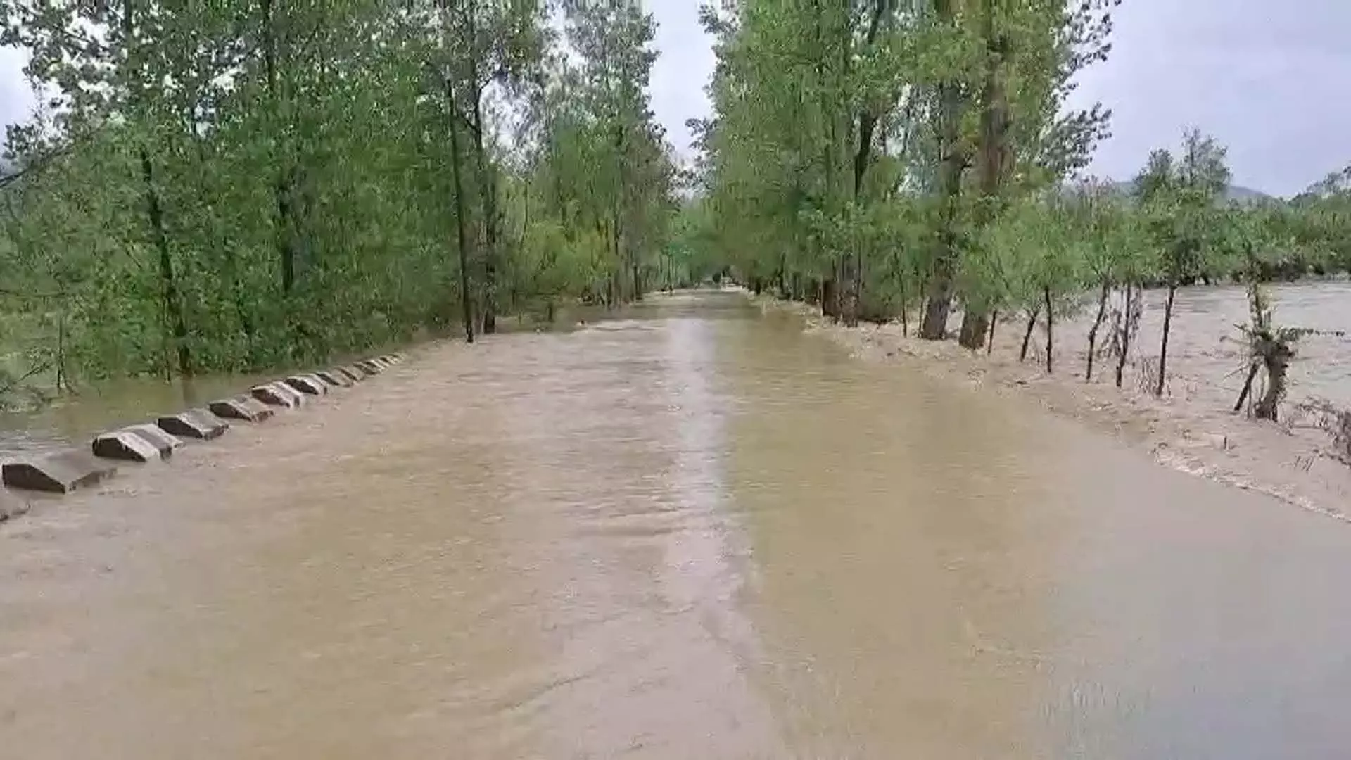 हंदवाड़ा के बाढ़ प्रभावित इलाकों की स्थिति का आकलन