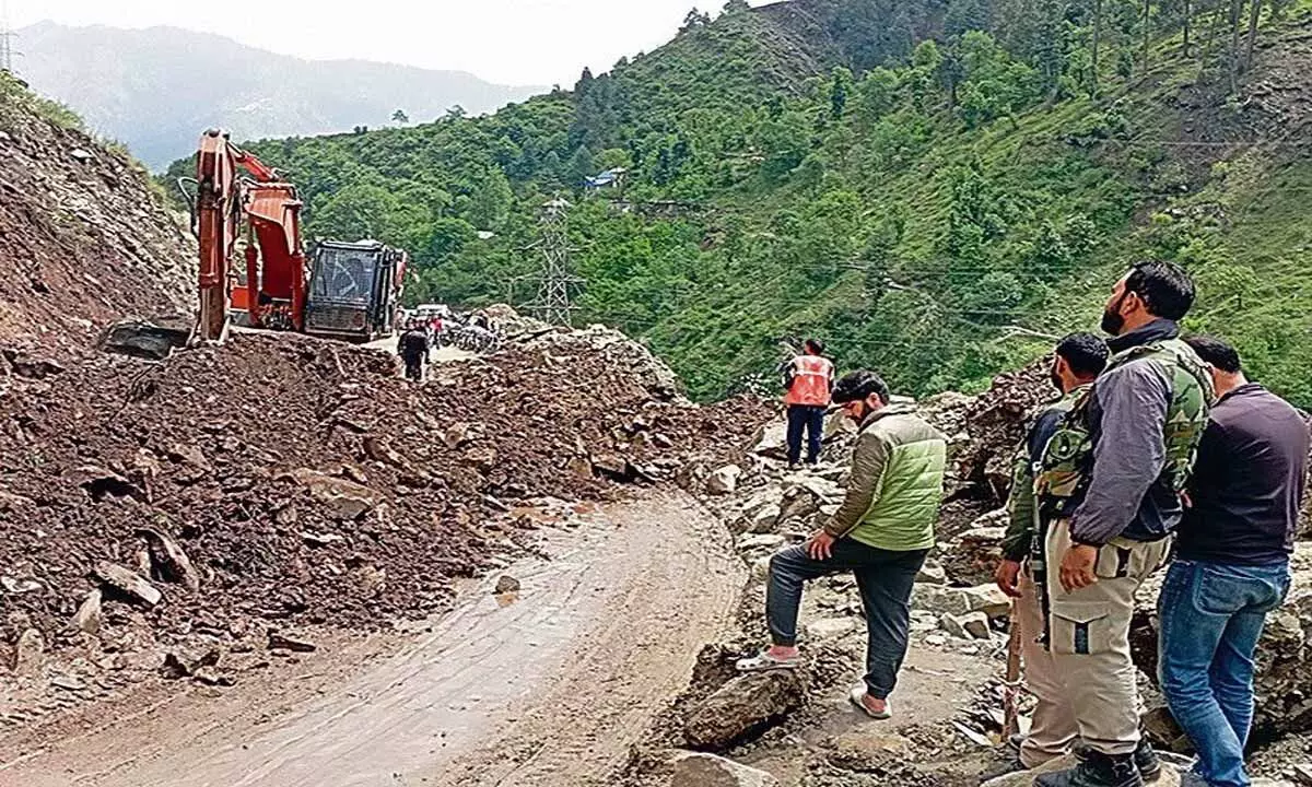 जम्मू-श्रीनगर राष्ट्रीय राजमार्ग यातायात के लिए फिर से खुल गया