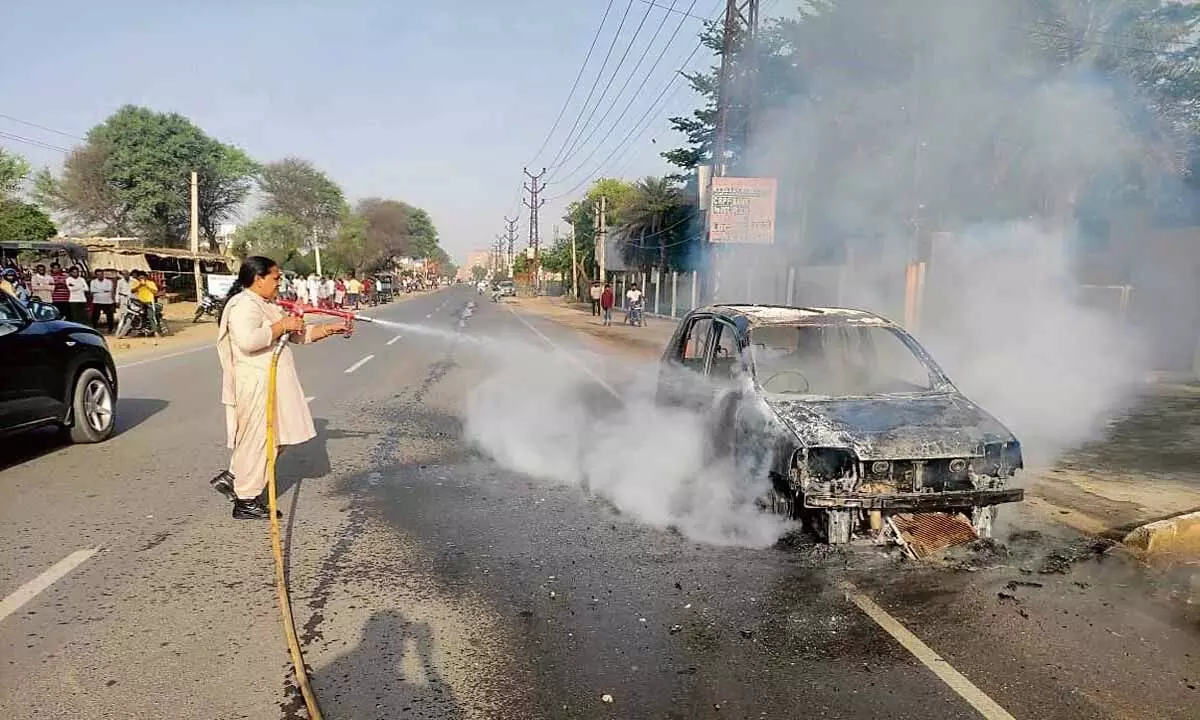 श्रीगंगानगर में कार में आग लगने से शिक्षिका बाल-बाल बचीं