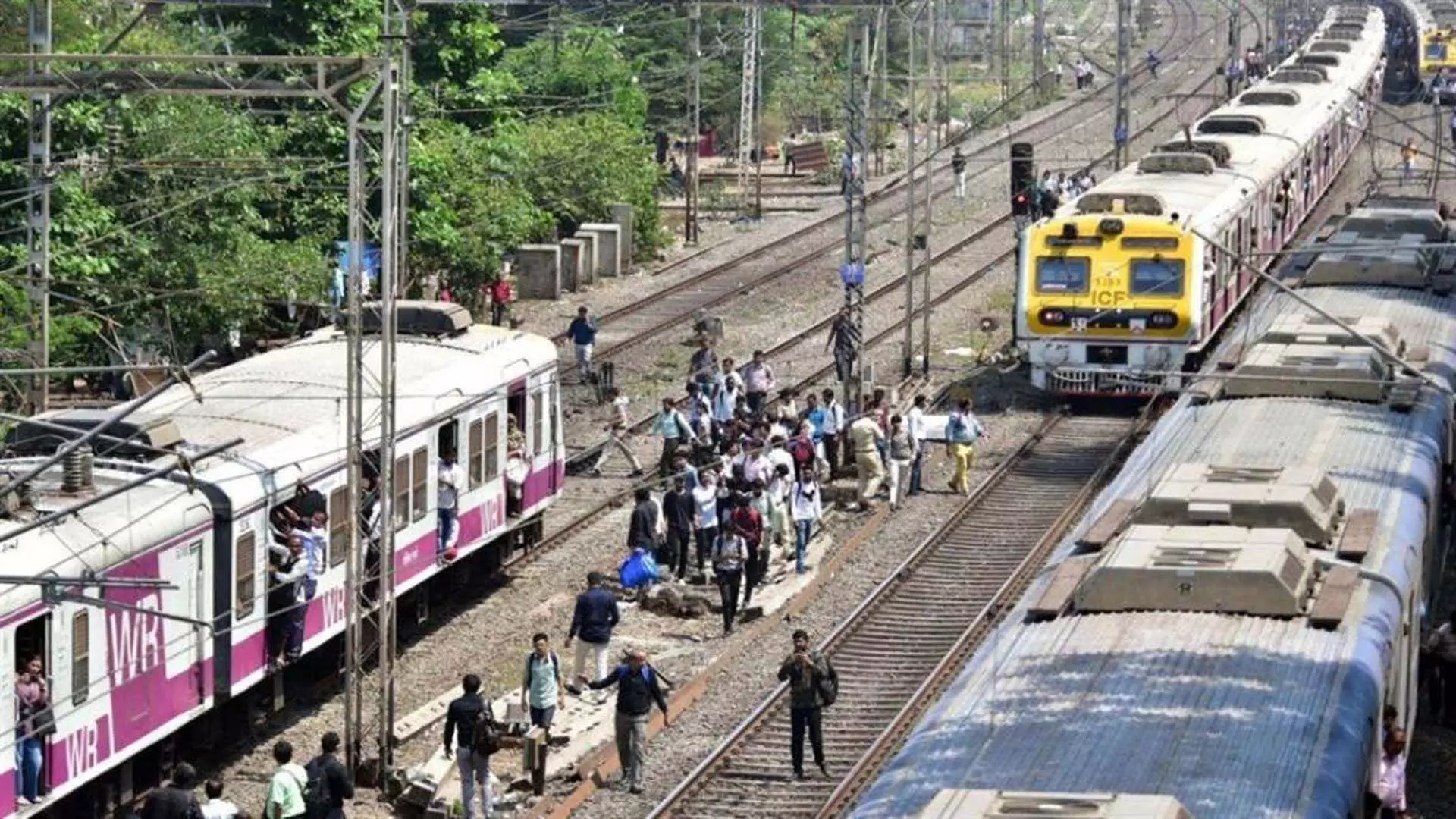 मुंबई की हार्बर लाइन पर ट्रेन सेवाएं प्रभावित होने से यात्रियों को परेशानी हुई