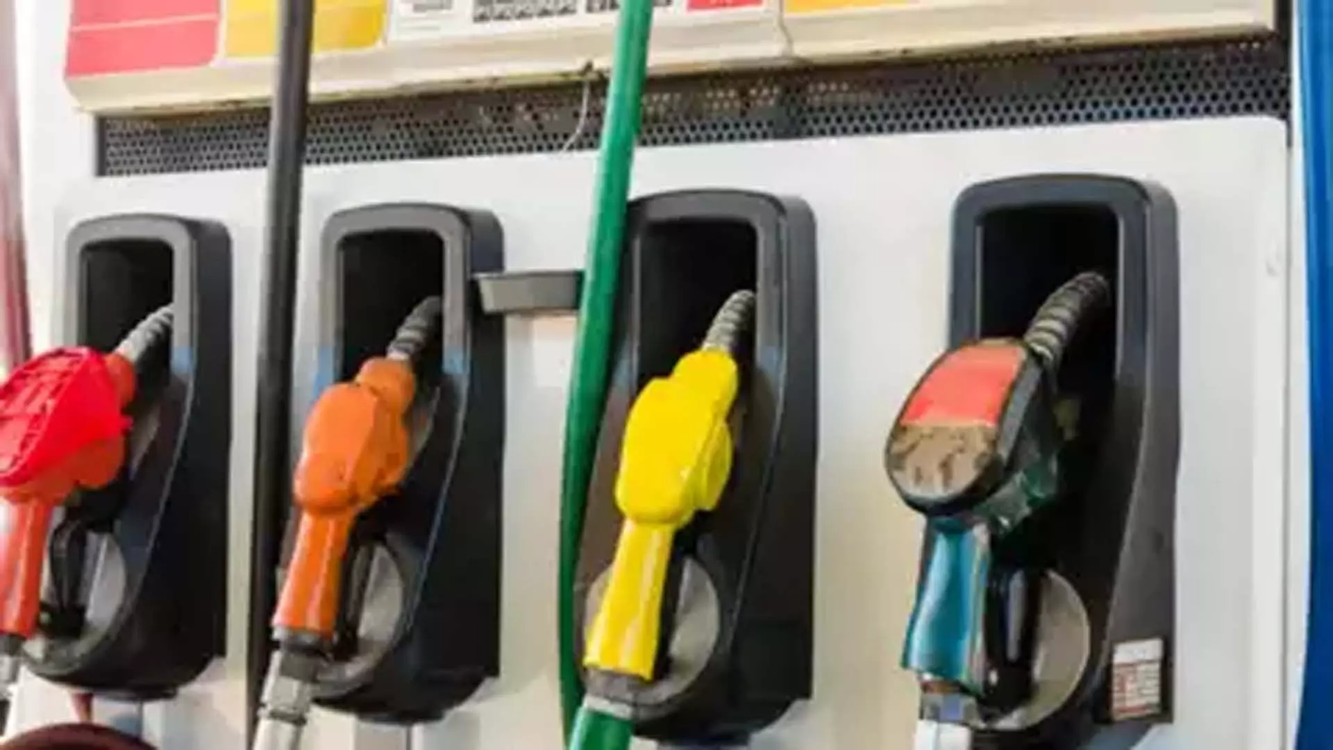 अप्रैल में पेट्रोल की मांग 12% बढ़ी, डीजल की बिक्री 2% घटी