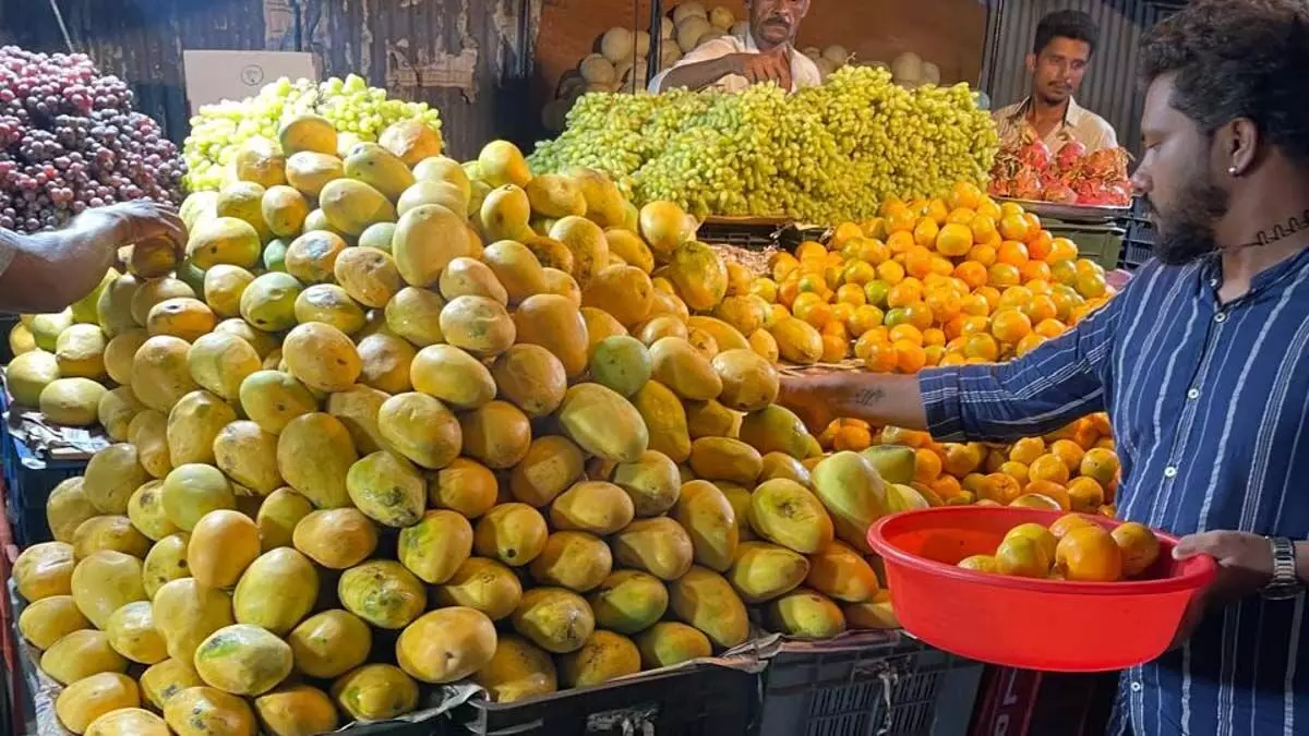 कोवई बाज़ार में कृत्रिम रूप से पकाए गए फलों की भरमार, अधिकारी दूसरी ओर देख रहे