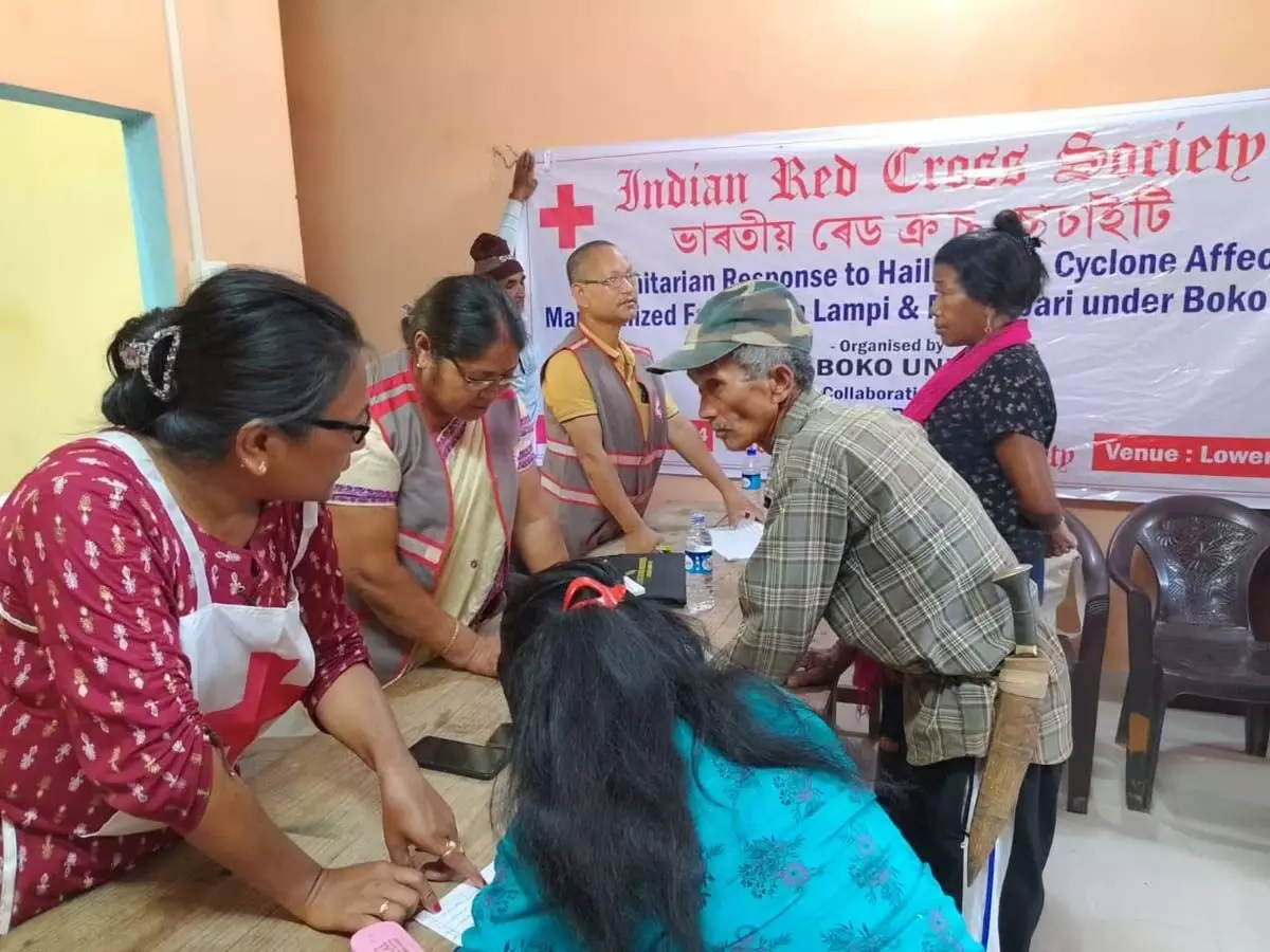 इंडियन रेड क्रॉस सोसाइटी ऑफ बोको यूनिट ने लुम्पी क्षेत्र में आवश्यक वस्तुओं का वितरण किया