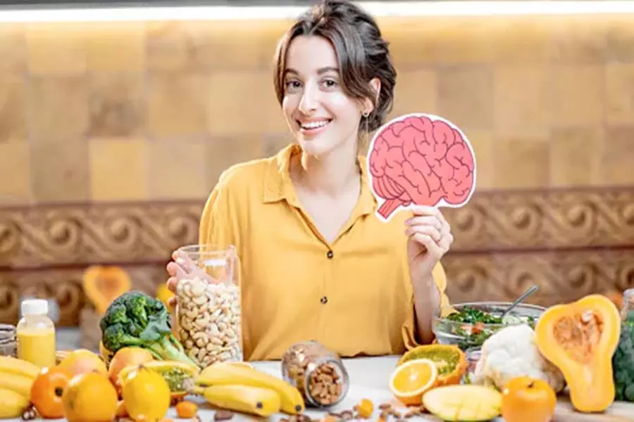 मस्तिष्क के स्वास्थ्य को बढ़ावा देने में मदद करने के लिए 9 ग्रीष्मकालीन खाद्य पदार्थ