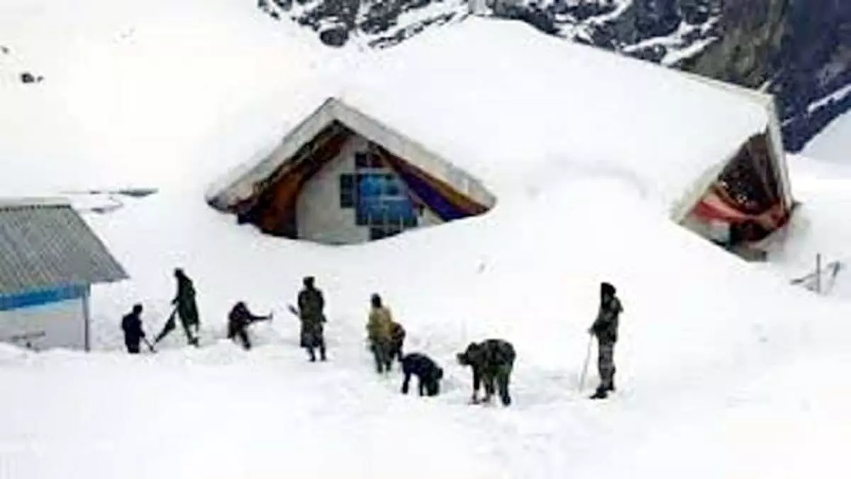 सेना के जवानों ने हटाई यात्रा मार्ग से बर्फ,  खोले जाएंगे श्रद्धालुओं के लिए कपाट