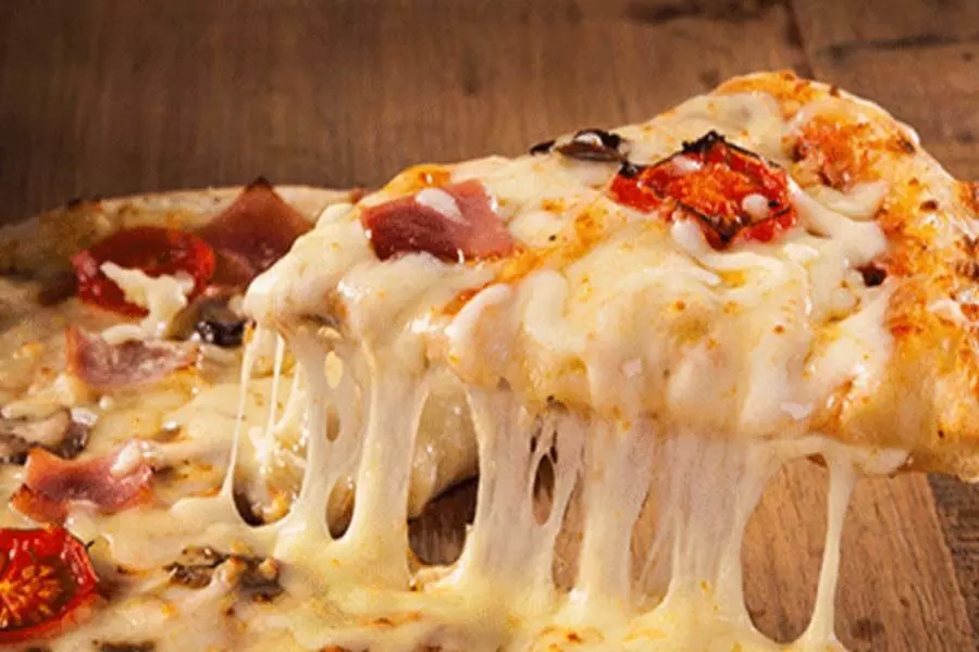 स्वादिष्ट घर का बना पनीर पिज्जा टी होम बनाएं