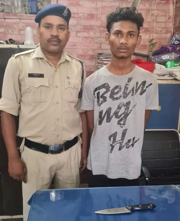 रायपुर: चाकू लेकर घूम रहा युवक मुखबिर की सूचना पर गिरफ्तार, VIDEO