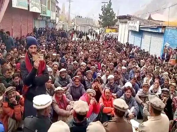 पीओके: गिलगित-बाल्टिस्तान में मजदूरों ने निश्चित रोजगार अनुबंध के लिए विरोध प्रदर्शन आयोजित किया