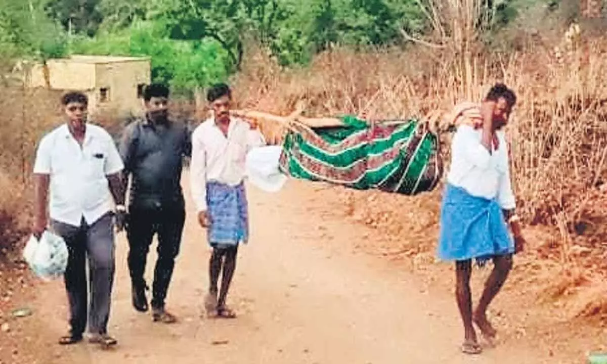 तमिलनाडु में 78 वर्षीय बुजुर्ग का शव डोली में रखकर 7 किलोमीटर तक ले जाया गया