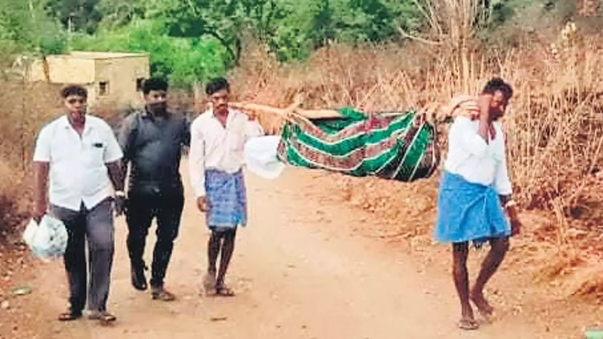 कोई सड़क नहीं: तमिलनाडु में 78 वर्षीय बुजुर्ग का शव डोली में 7 किमी तक ले जाया