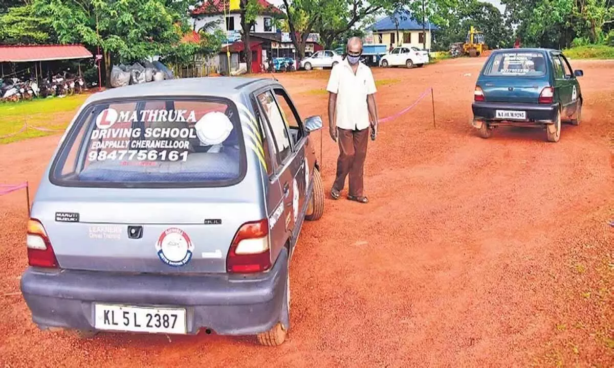 एर्नाकुलम में ड्राइविंग स्कूल मालिकों का हंगामा तेज़ हो गया