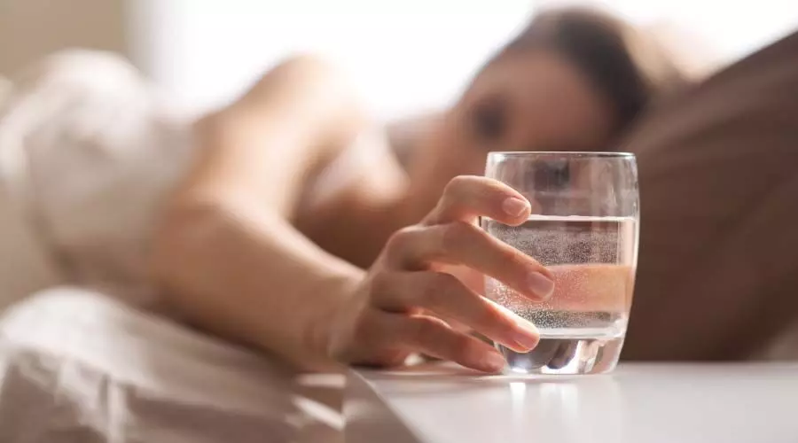 बासी मुंह पानी पीने से मिलते हैं ये 5 असरदार फायदे