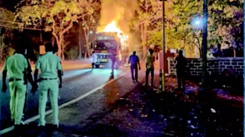 मोल्लेम में वन विभाग के गेट के पास आग की लपटों में घिरा मालवाहक ट्रक, 5 लाख रुपये के नुकसान का अनुमान