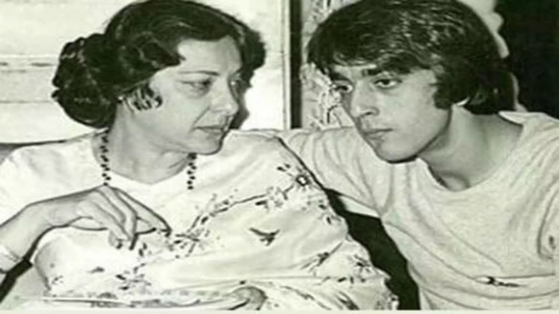 संजय दत्त ने मां नरगिस की 43वीं बरसी पर उनकी पुरानी तस्वीरें शेयर कीं