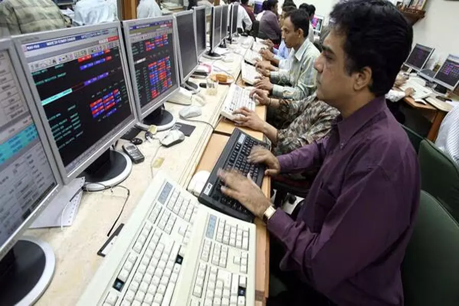 निफ्टी करीब 1% गिरा; भारत VIX 12% उछला; भारतीय शेयर बाज़ार अस्थिर क्यों