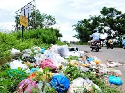 बागों का शहर लखनऊ से रोजाना लगभग 300 टन प्लास्टिक का कचरा निकल रहा
