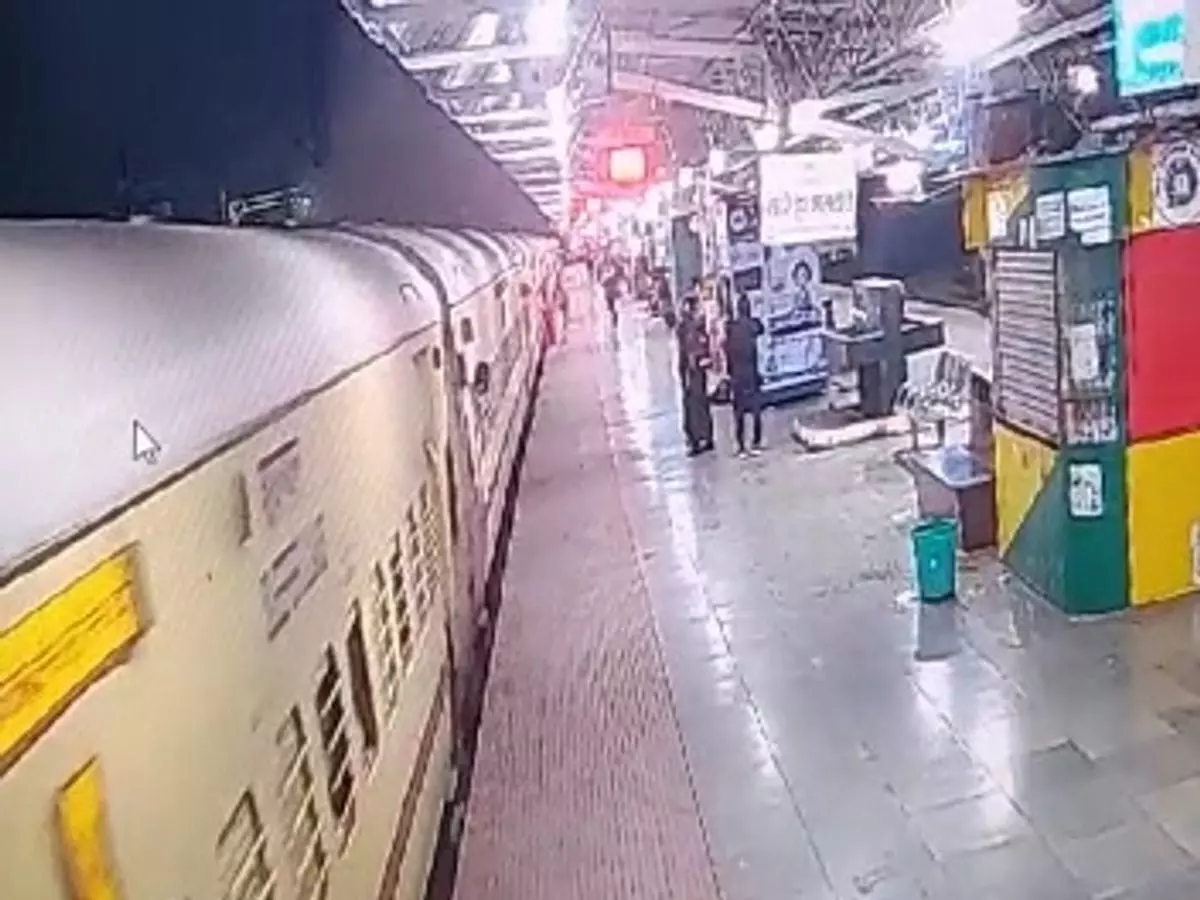 ट्रेन में चढ़ने के दौरान गिरी महिला, आरपीएफ जवानों ने बचाई जान
