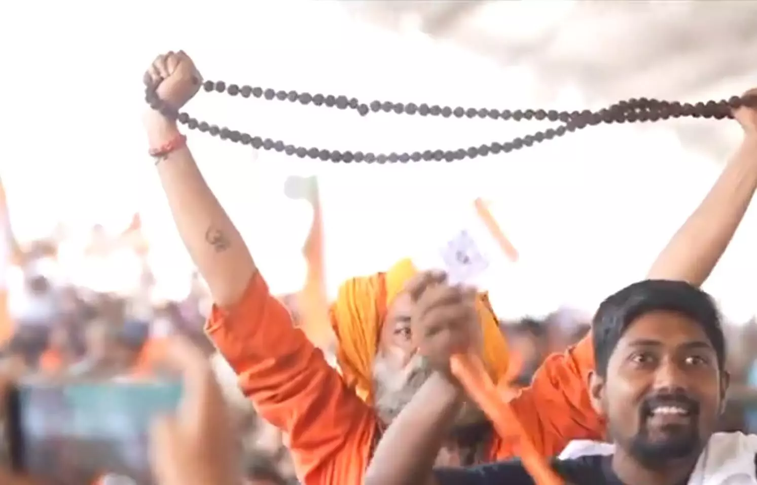 रैली के बीच पीएम मोदी की साधु पर पड़ी नजर, जानिए फिर क्या हुआ...VIDEO