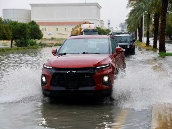 यूएई में फिर भारी बारिश: दुबई की उड़ानें रद्द, स्कूल और कार्यालय बंद