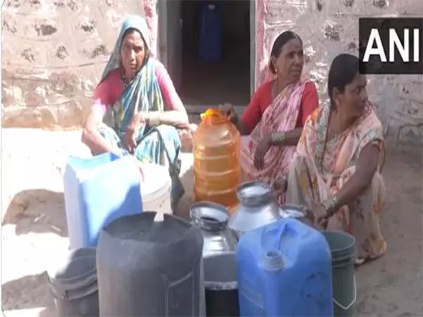 महाराष्ट्र के सोलापुर के गांवों में जल संकट व्याप्त, निवासी सीमित आपूर्ति और उच्च लागत से जूझ रहे