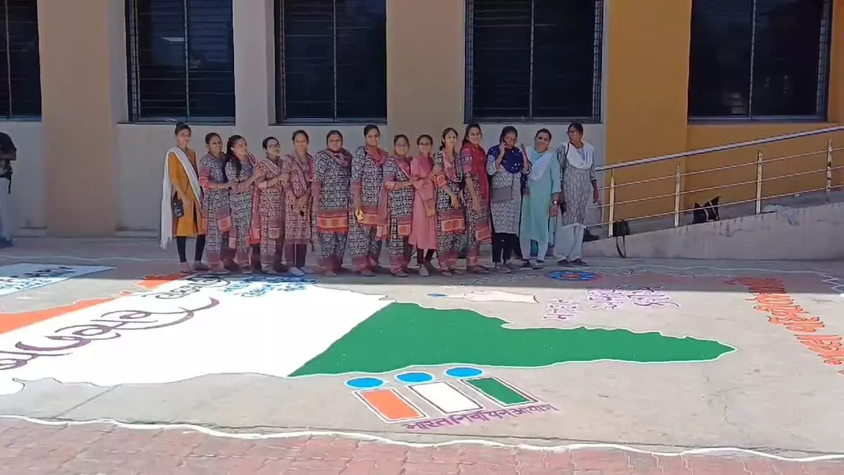 धोराजी ICDS विभाग की महिलाओं ने वोट जागरूकता के लिए धोराजी सेवा सदन कार्यालय में बनाई रंगोली