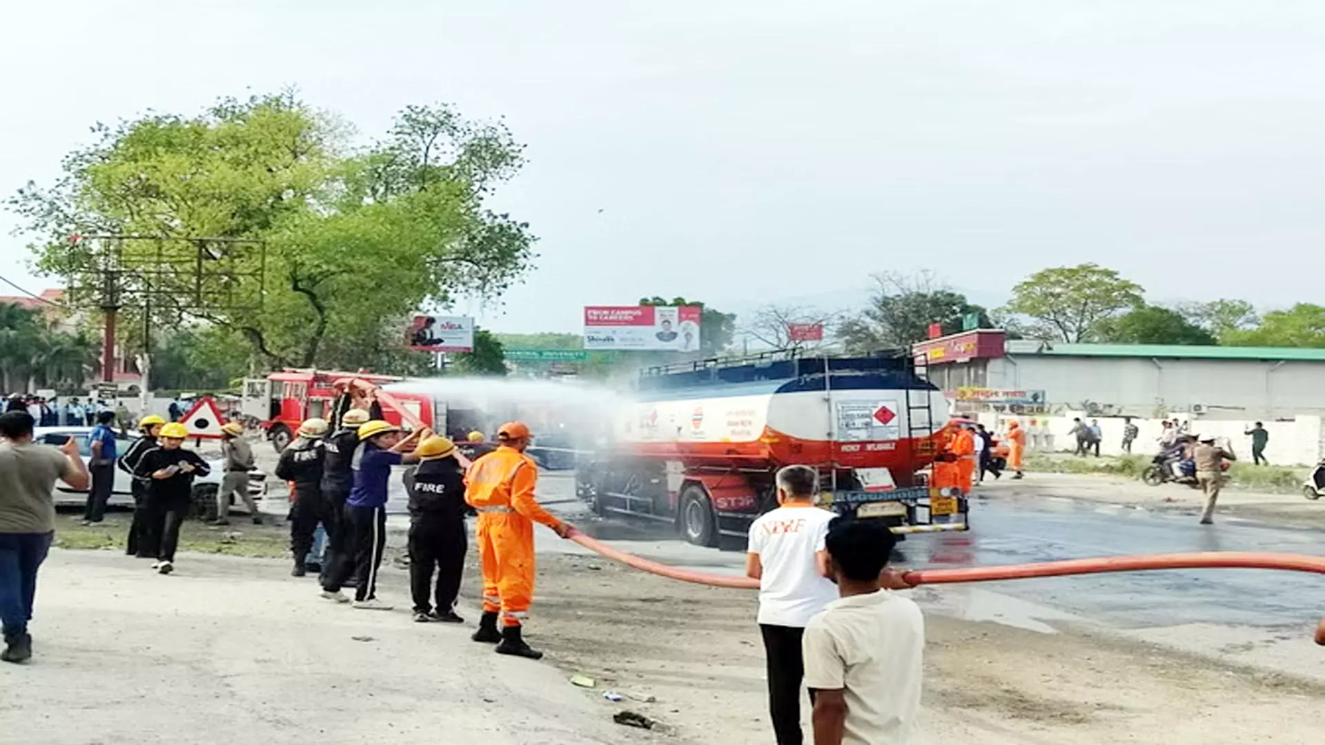 14 हजार लीटर पेट्रोल लेकर जा रहे टैंकर के  केबिन में लगी आग  , फायर टीम ने आग पर काबू पाया