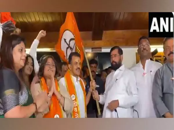 मुंबई: पूर्व कांग्रेस नेता संजय निरुपम अपनी पत्नी, बेटी के साथ शिवसेना में शामिल हो गए