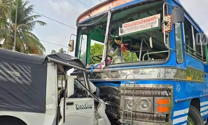 त्रिशूर-त्रिप्रयार रोड पर भीषण टक्कर: जीप-बस दुर्घटना में 2 की मौत, 12 घायल