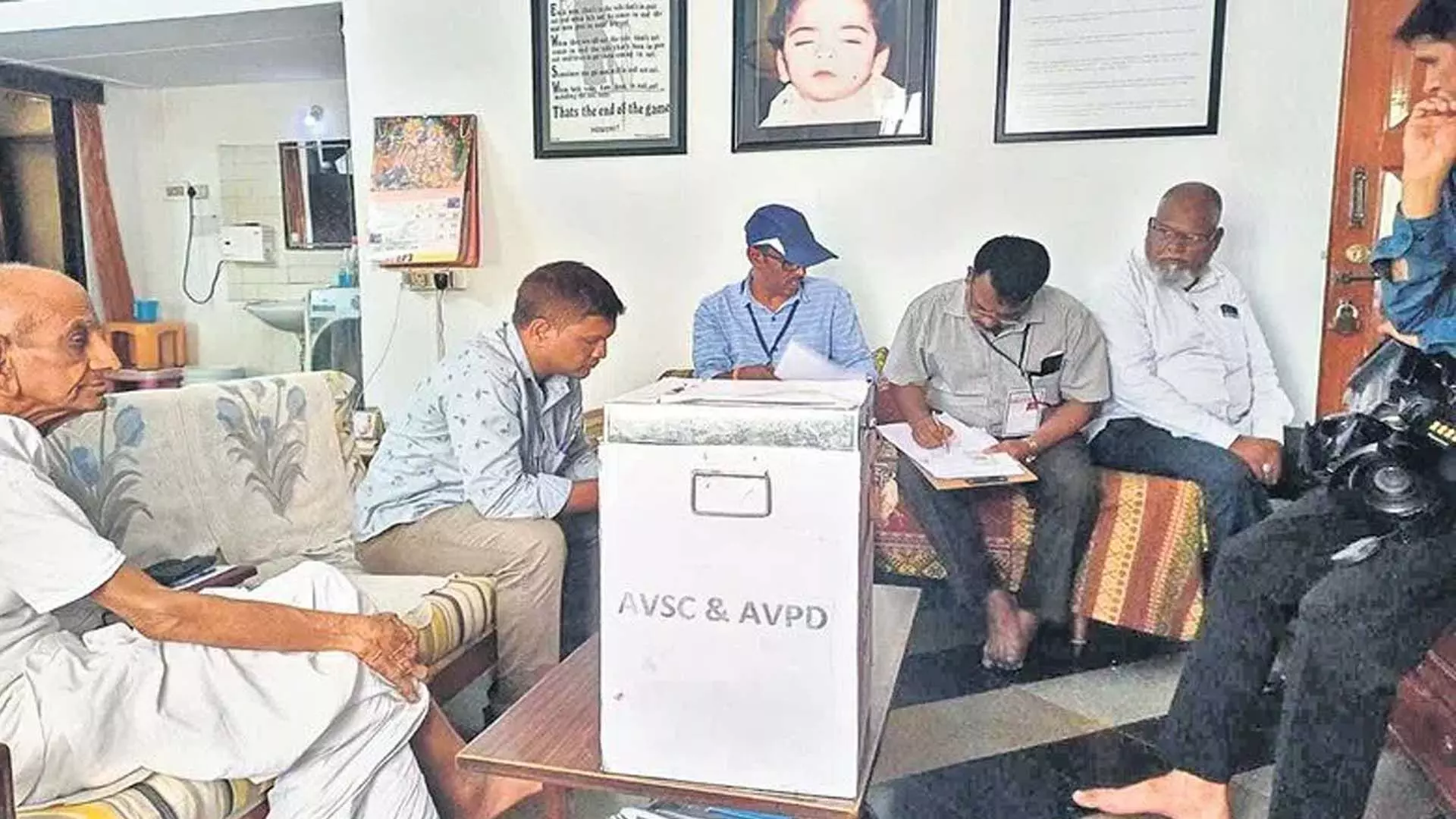 हैदराबाद में बुजुर्गों  दिव्यांगों के लिए होम वोटिंग शुरू