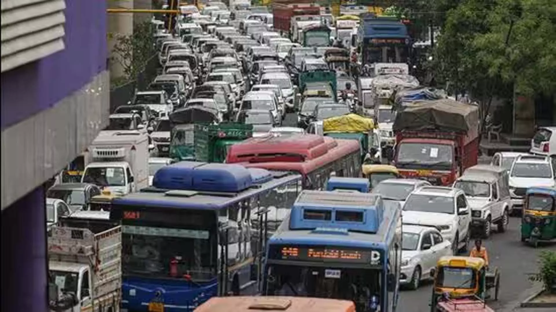 दिल्ली: फ्लाईओवर बंद होने से रिंग रोड पर भारी जाम लग गया