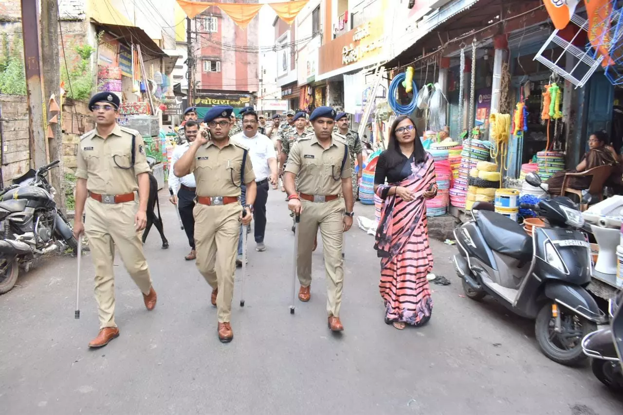 फ्लैग मार्च निकाल पुलिस ने आदतन अपराधियों और गुंडों की ली खबर