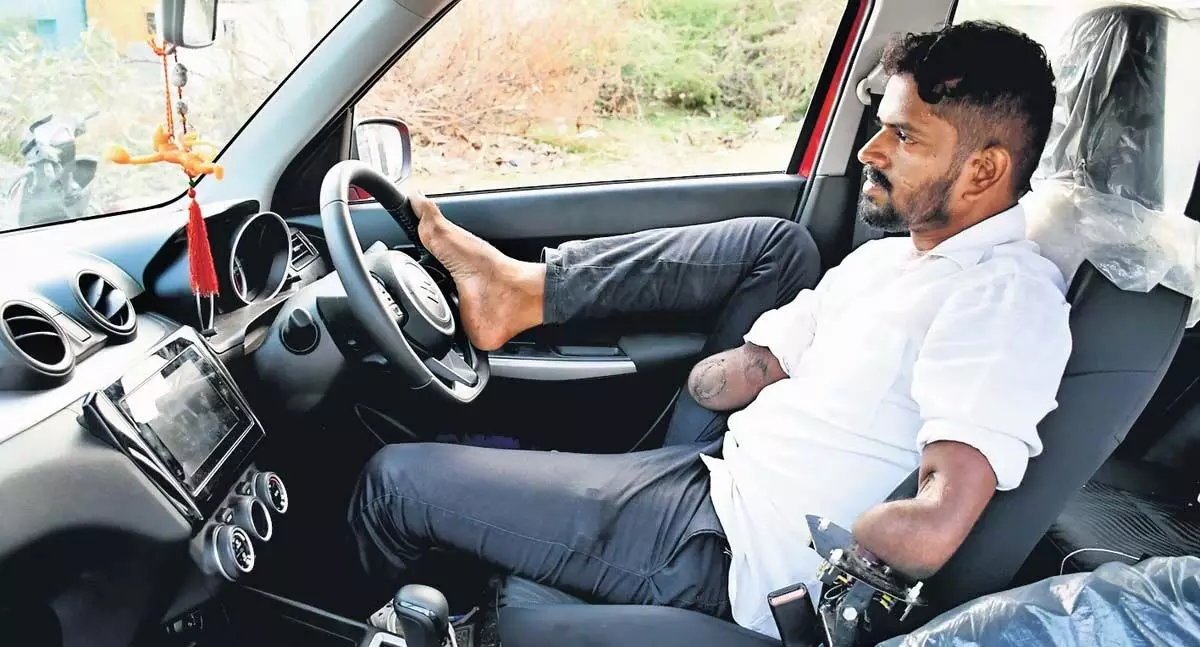 चेन्नई में बिना हाथ वाले व्यक्ति को पैरों से कार चलाने का लाइसेंस मिला