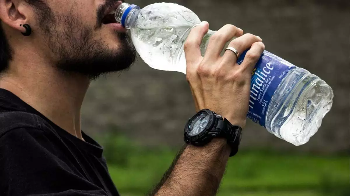 प्लास्टिक की बोतल से पीते हैं पानी तो जान लें ये जरूरी बात, सेहत को हो सकते हैं नुकसान