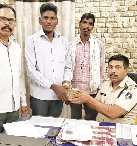 ठगी का शिकार हुए युवक को पुलिस ने लौटाया 3 लाख 70 हजार रुपए