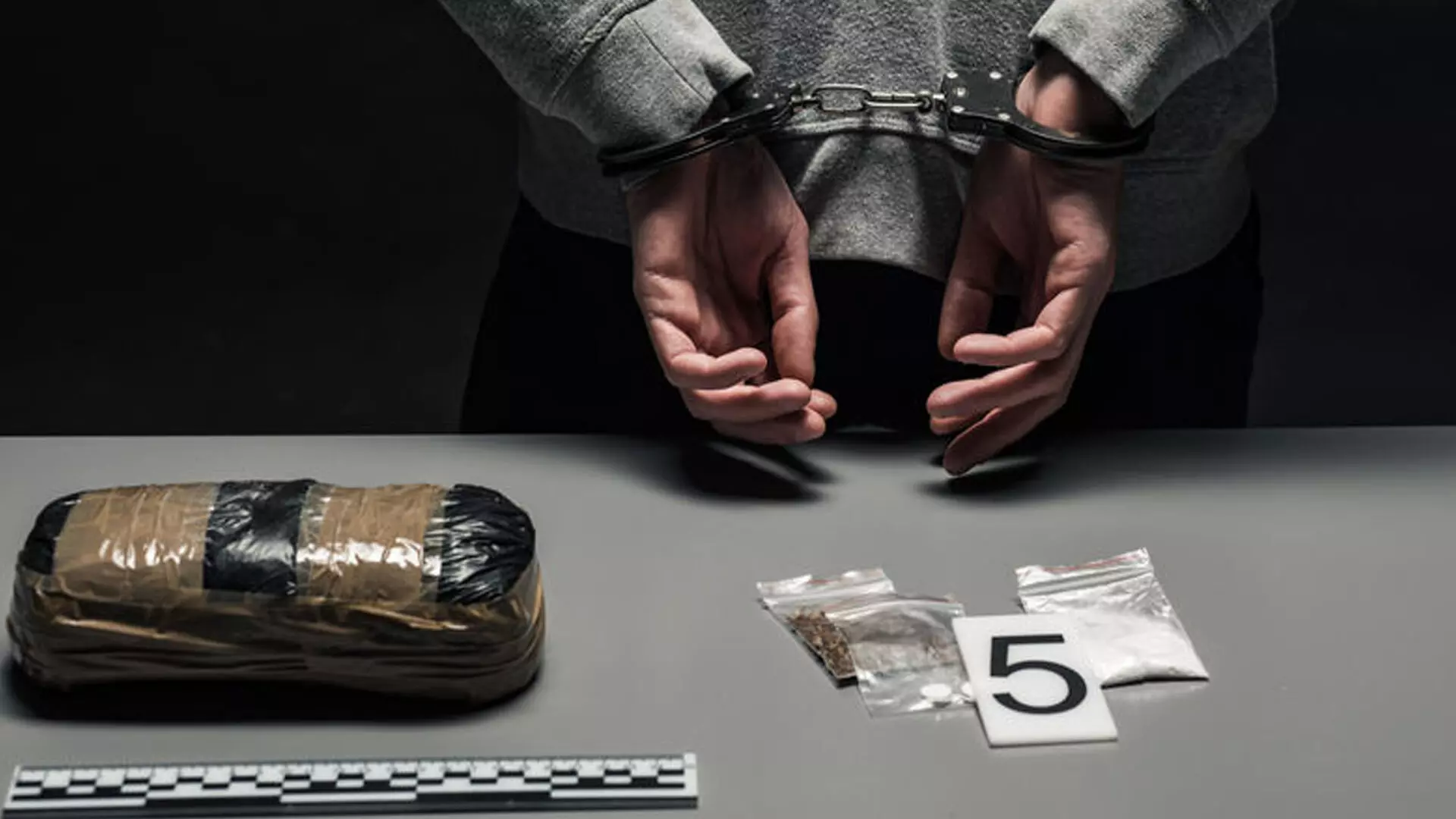 पुलिस ने दो ड्रग तस्करों को 3 किलो हेरोइन, 1 किलो आईसीई के साथ पकड़ा