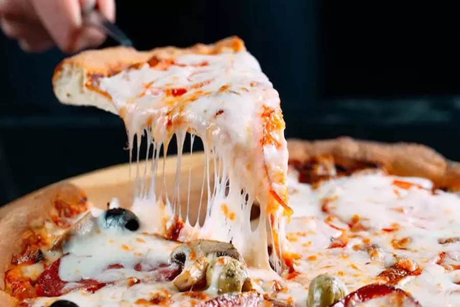 चीज़ बर्स्ट पिज़्ज़ा की लालसा, इस नो-यीस्ट, ओवन-मुक्त डोमिनोज़-स्टाइल रेसिपी को आज़माएँ