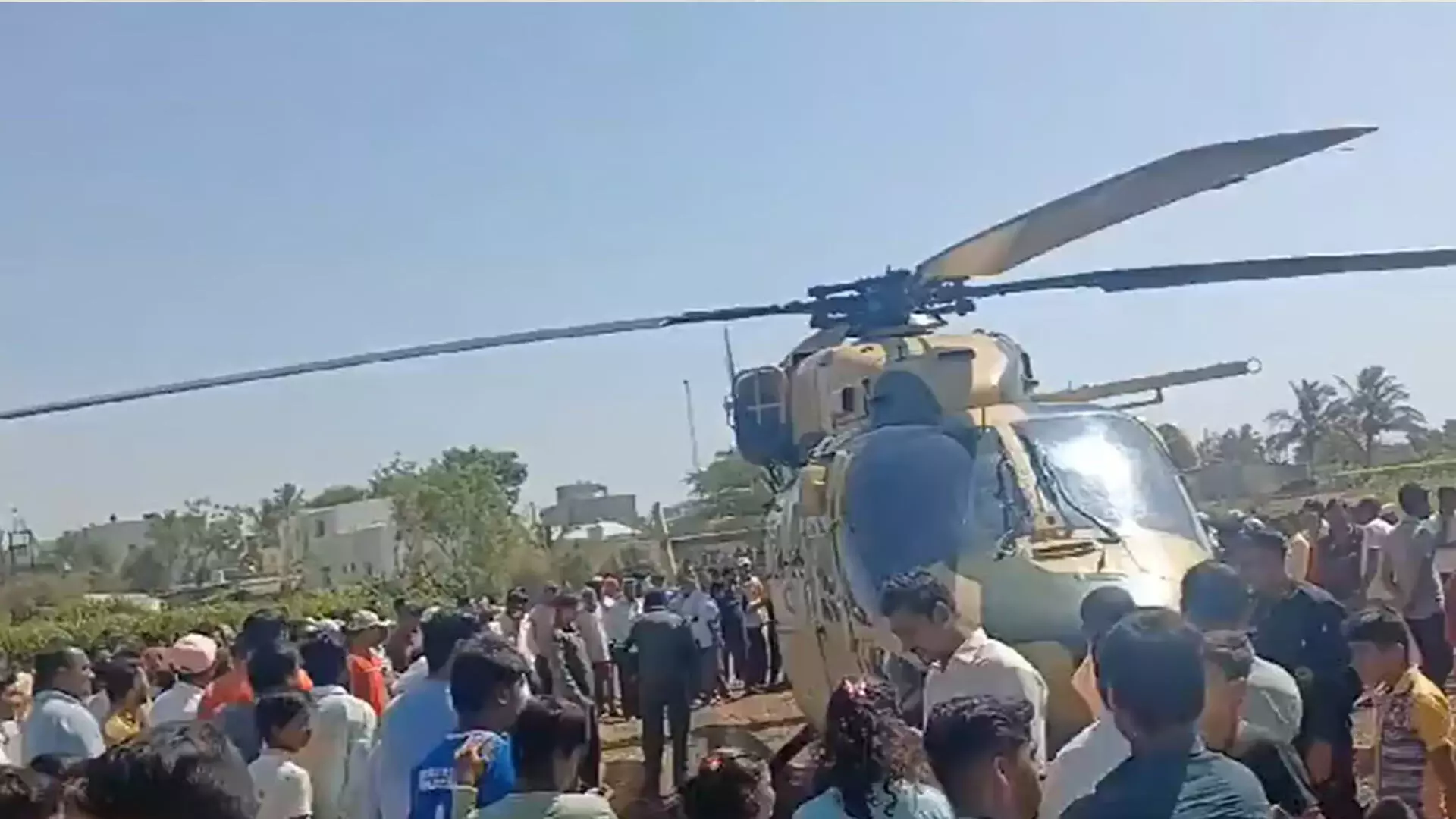 भारतीय सेना के हेलीकॉप्टर की तकनीकी खराबी के कारण इमरजेंसी लैंडिंग