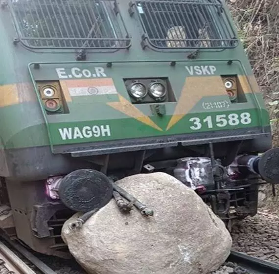 किरंदुल-कोट्टावालसा रेल लाइन में आवागमन बंद, मालगाड़ी हादसे का शिकार