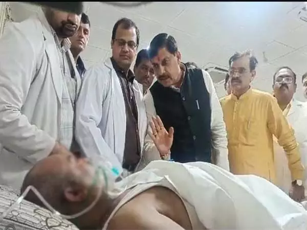 सीएम मोहन यादव ने दतिया में सड़क दुर्घटना में घायल हुए सुरक्षाकर्मियों से मुलाकात की